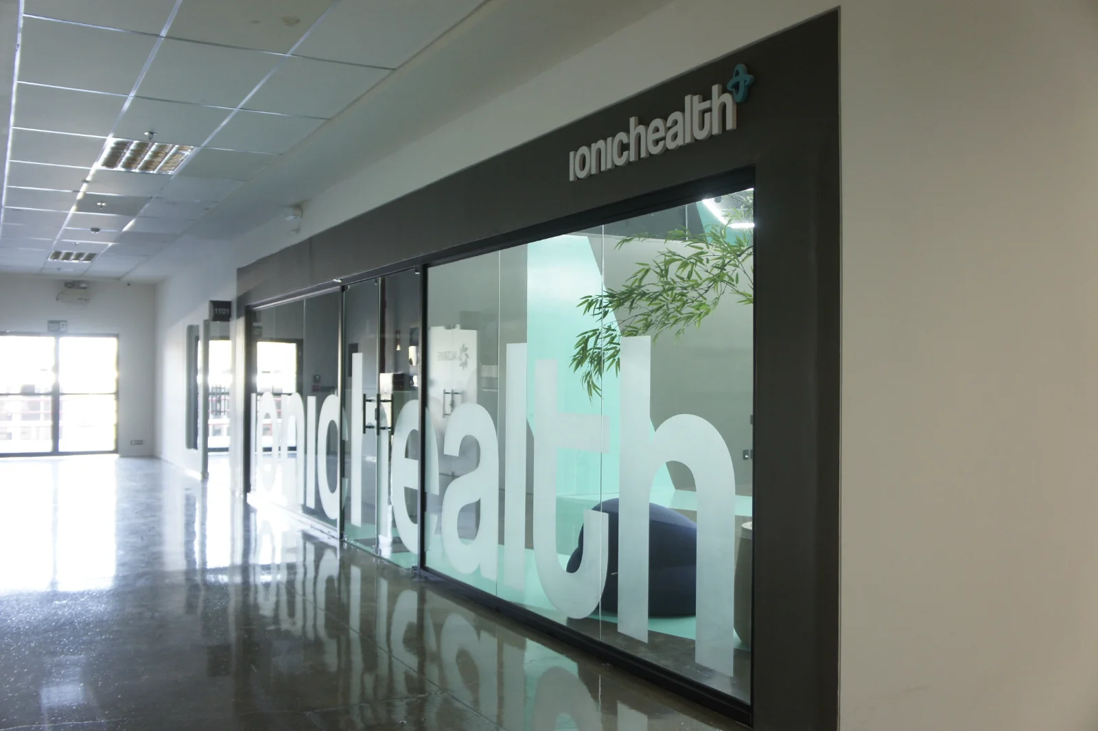 Fachada envidraçada do CIT-R com a marca Ionic Health aplicada em recorte no vidro