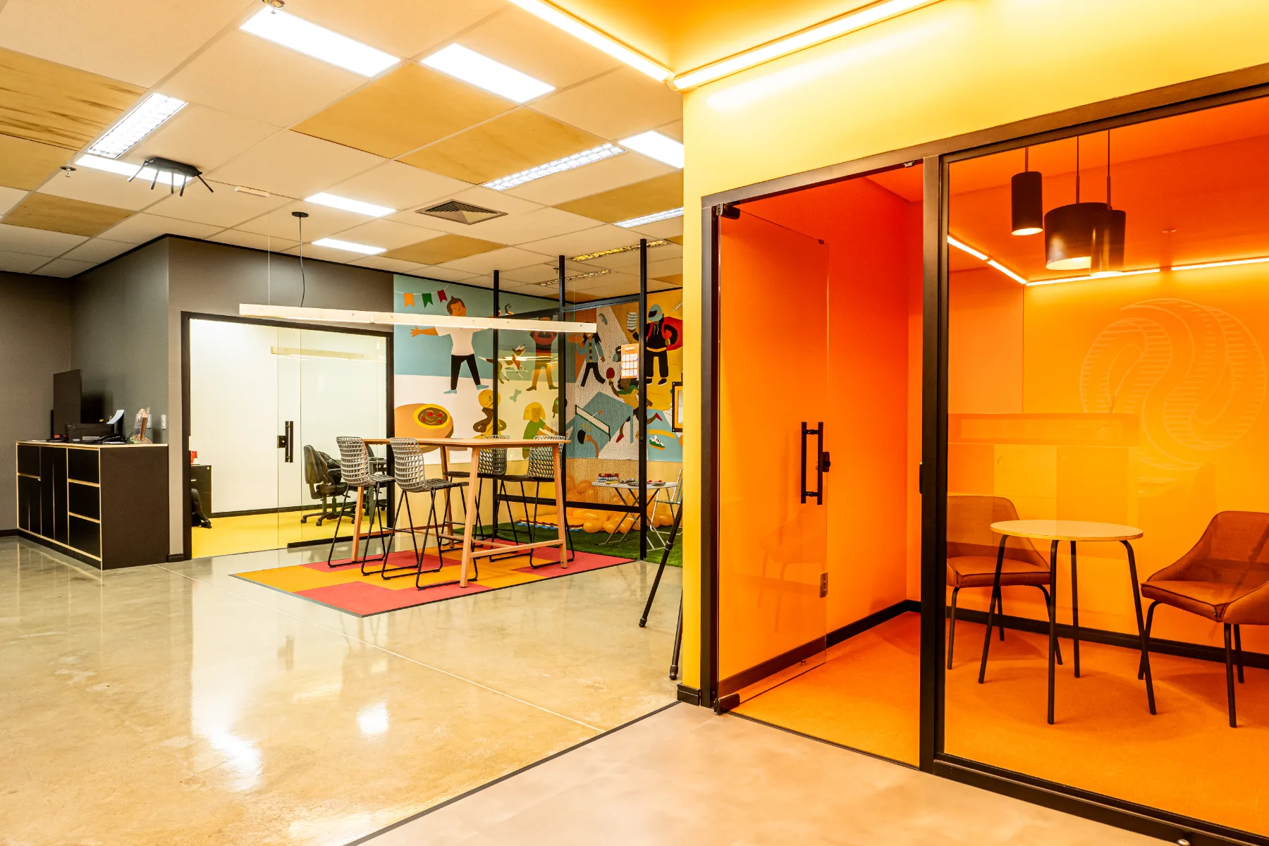 Chegada do escritório: recepção, sala de reunião envidraçada e sala de espera revestida em laranja