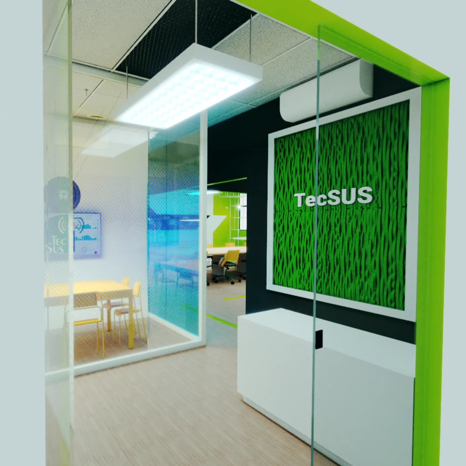 Acesso pela porta de vidro: quadro verde com a marca TecSUS sobre a parede escura e balcão branco de recepção